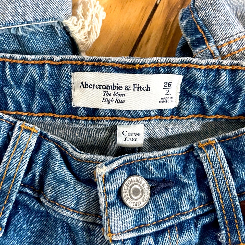 A&F NWOT Curve Love Light Wash Ripped High Rise Cropped Mom Jeans